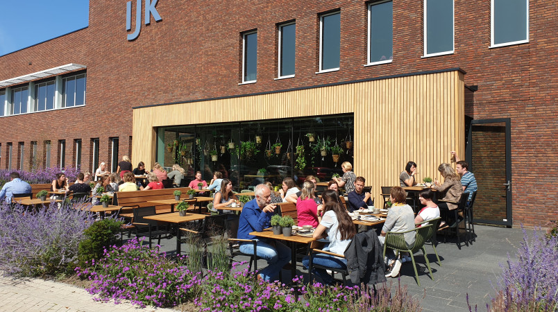 Lunchen buiten bij IJK